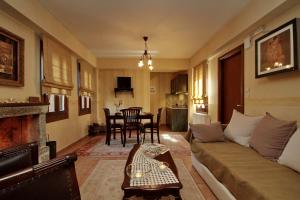 A seating area at Menalia Villas & Suites ΚΤΗΜΑ ΚΟΥΜΠΟΥΡΗ