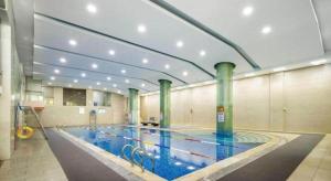 Bazén v ubytování New Century Hotel Nanjing nebo v jeho okolí