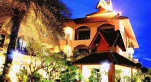 プレーにあるPhoomThai Garden Hotelの上に塔がある大きな建物