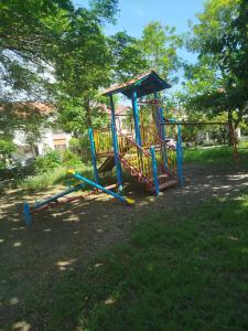 un parque con una estructura de juegos en Z Crib Solana, en Bacolor