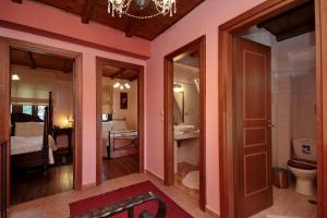 A bathroom at Menalia Villas & Suites ΚΤΗΜΑ ΚΟΥΜΠΟΥΡΗ