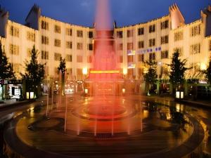 a fountain in front of a large building at night at Jinggangshan Edenplaza Hotel in Jinggangshanzonghekenzhichang