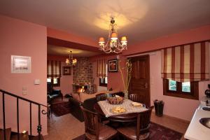 A seating area at Menalia Villas & Suites ΚΤΗΜΑ ΚΟΥΜΠΟΥΡΗ