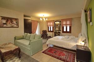 A bed or beds in a room at Menalia Villas & Suites ΚΤΗΜΑ ΚΟΥΜΠΟΥΡΗ