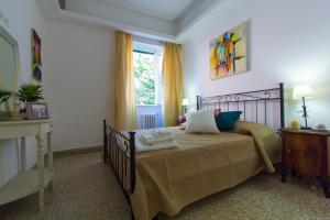 a bedroom with a bed and a window at Bausan 12 in Rome