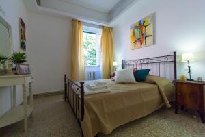 um quarto com uma cama e uma janela em Bausan 12 em Roma