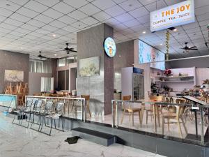 a restaurant with chairs and tables in a room at Căn hộ Oasky 3 Phòng Ngủ 2WC Giá Rẻ Sát Tháp Tam Thắng Bãi Sau Vũng Tàu in Vung Tau