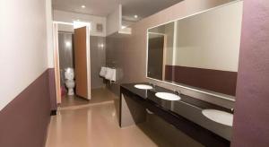 ローイエットにあるThe Premium Residenceの洗面台が2つと大きな鏡があるバスルーム +30枚の写真