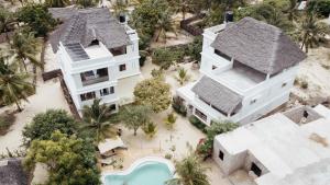 ShelaにあるMbibo House in the Shela Dunesのプール付きの家の航空写真