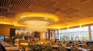 泉州市にあるQuanzhou Guest House Hotelの大きなシャンデリアのあるダイニングルーム