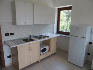 a kitchen with a sink and a microwave at Agriturismo Bastià in Corio