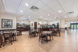 una sala da pranzo con tavoli e sedie in un ristorante di Best Western La Grange Inn & Suites a La Grange