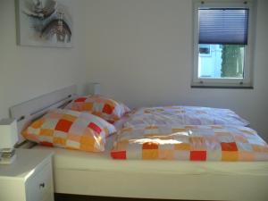 Ein Bett oder Betten in einem Zimmer der Unterkunft Ferienwohnung Rheinaue
