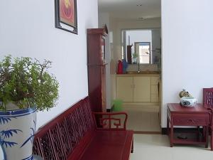 a balcony with a red bench and a potted plant at Lianyungang Jianyuan Hotel in Nancheng