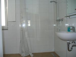 ein Badezimmer mit Dusche und Waschbecken in der Unterkunft Ferienwohnung Rheinaue in Köln + 37 Fotos