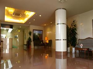 a lobby with a column in the middle of a room at Isehara Green Palace Hotel in Isehara