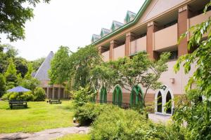 京丹後市にあるHotel Tango Kingdomの草の庭が目の前にある建物
