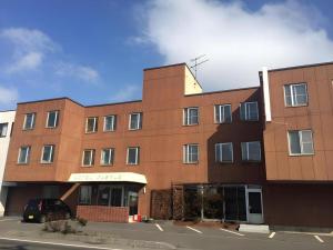 登別市にあるDate Business Hotel Castleの茶色の建物