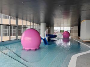 Πισίνα στο ή κοντά στο Antara Genting Luxurious Hillside Suite Near SkyAvenue Mall