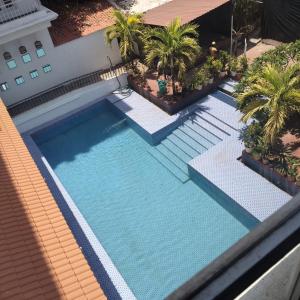an overhead view of a swimming pool with palm trees at casa titos in Jāmb