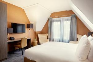 A bed or beds in a room at Hotel De Lindeboom