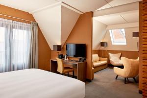 TV a/nebo společenská místnost v ubytování Hotel De Lindeboom