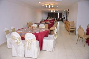 ein Bankettsaal mit Tischen und Stühlen mit roten und weißen Schleifen in der Unterkunft Hotel Zamburger Segamat (Previously Koptown Hotel Segamat) in Segamat