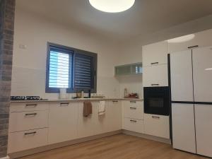 Η κουζίνα ή μικρή κουζίνα στο לילה בחריש