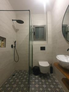 Ένα μπάνιο στο לילה בחריש