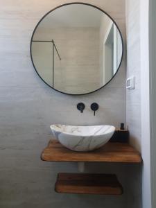 Ένα μπάνιο στο לילה בחריש