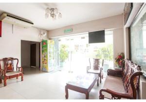 a living room with chairs and a table and a window at HS Hotel Siswa Near UTAR in Kampar