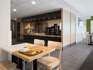 Kuchyň nebo kuchyňský kout v ubytování B&B HOTEL Lyon Sud États-Unis