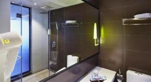 ein Badezimmer mit Dusche, Waschbecken und Spiegel in der Unterkunft IU Hotels·Xinyu City Government Xianlai Park in Xinyu + 209 Fotos