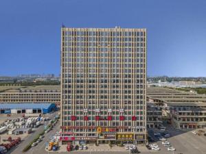 un grand bâtiment avec des voitures garées dans un parking dans l'établissement James Joyce Coffetel·Hefei Heyu Road Zheshang City, à Hefei