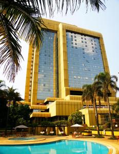ein Hotel mit einem Pool vor einem Gebäude in der Unterkunft Rainbow Towers Hotel & Conference Centre in Harare