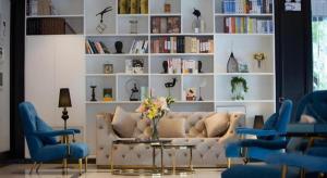 a living room with a couch and blue chairs at Xana Hotelle·Taiyuan South Inner Ring in Taiyuan