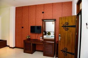 a room with a desk with a tv and a mirror at cockpit tower at colombo airport in Katunayake