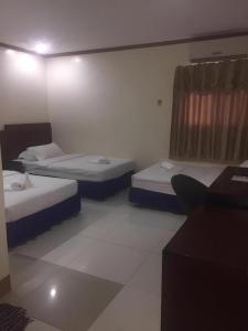 Giường trong phòng chung tại Jeamco Royal Hotel - Baybay