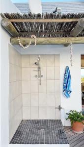 Gallery image of Serene Villa, Britannia Bay overlooking the beach in Stompneusbaai
