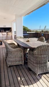 Gallery image of Serene Villa, Britannia Bay overlooking the beach in Stompneusbaai