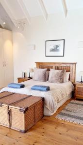 StompneusbaaiにあるSerene Villa, Britannia Bay overlooking the beachの木製のヘッドボードが付いた大きなベッドのある寝室