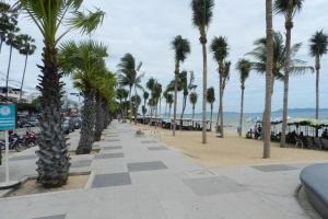 een stoep met palmbomen op het strand bij NEOcondo @ PATTAYA in Jomtien Beach