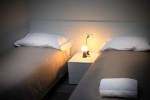 two beds sitting next to each other in a room at Residenza Cavour - Appartamento D in Tirano