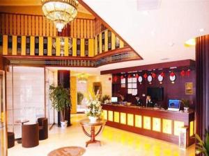 a lobby of a restaurant with a bar at GreenTree Inn Jiangxi Yingtan Jiaotong Road Central Square Business Hotel in Yingtan