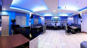 KutkotにあるAEROSTOP HOTEL & RESTAURANTの青い壁のレストラン +202枚の写真