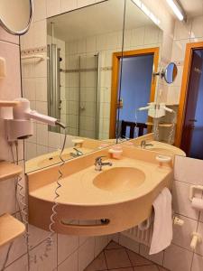 een badkamer met een wastafel en een grote spiegel bij Ferienwohnung Chill Zone in Sankt Englmar