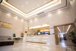 a lobby of a hospital with a waiting room at GreenTree Inn Huainan Shou County Zijin Road Express Hotel in Majiaxu