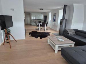 un soggiorno con un divano e un tavolo di Sunny Flensbo Apartment a Flensburgo