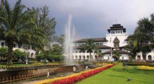 Κήπος έξω από το Super OYO Capital O 483 Tamansari Panoramic Bandung