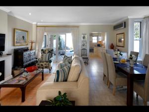 una sala de estar con un sofá y una mesa en 10 Villefranche, en Franschhoek